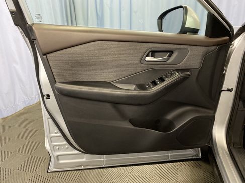 Used 2022 Nissan Rogue SV image 11