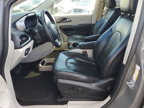 Used 2022 Chrysler Pacifica Touring-L image 10