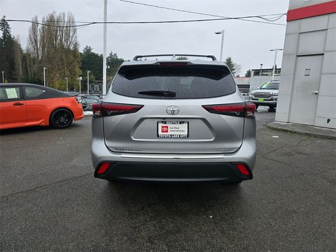 Certified 2024 Toyota Highlander LE image 6