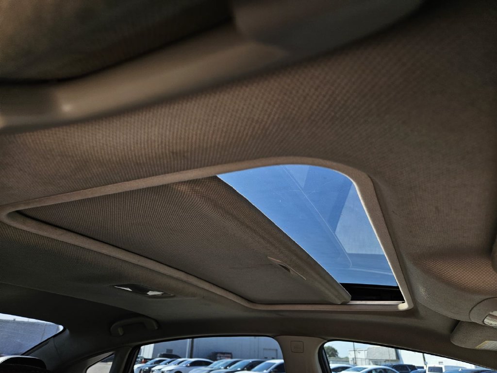 Used 2015 Nissan Sentra SR w/ SR Premium Package FWD image 8