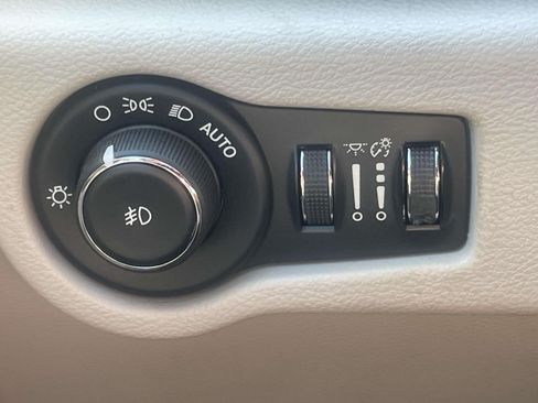 Used 2017 Chrysler Pacifica Touring-L w/ 13 Speaker Alpine Sound Group FWD image 17