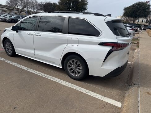 Used 2022 Toyota Sienna LE image 3