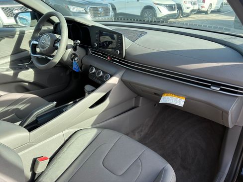 Used 2023 Hyundai Elantra SE FWD image 30