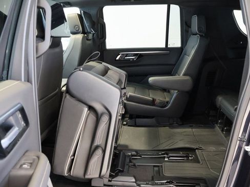 New 2025 Chevrolet Suburban Premier image 30