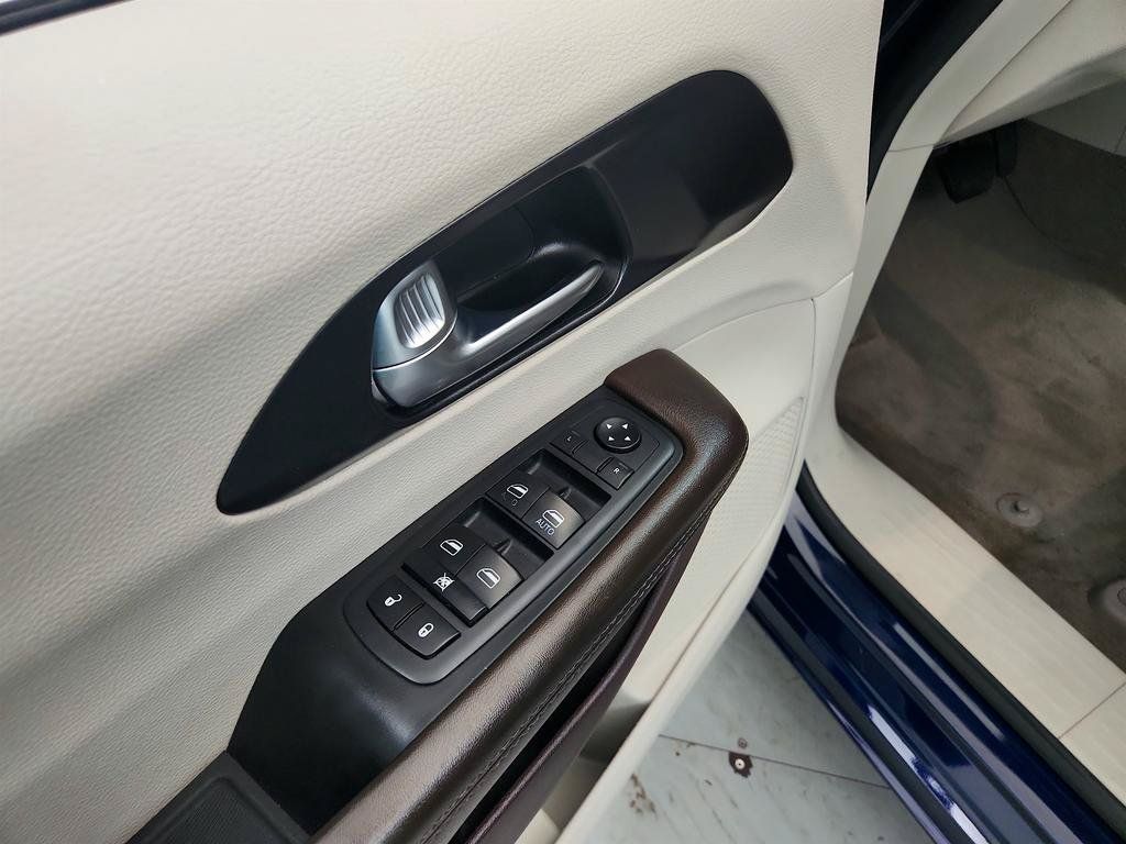 Used 2020 Chrysler Pacifica Touring FWD image 21