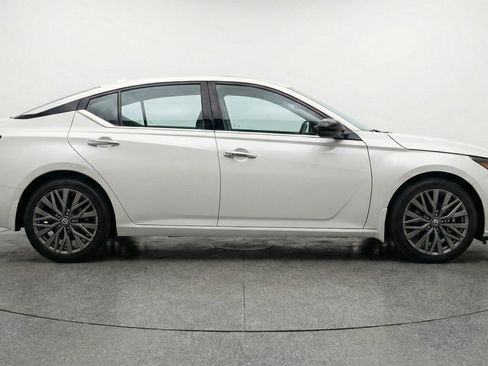 Used 2025 Nissan Altima 2.5 SV image 11