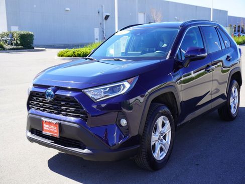 Used 2021 Toyota RAV4 XLE w/ XLE Grade Weather Package image 7