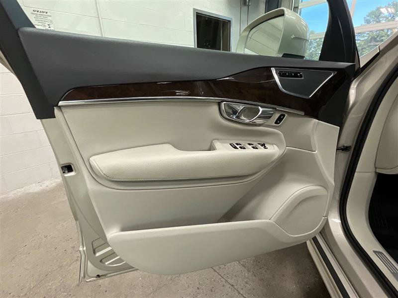 Used 2016 Volvo XC90 T6 Momentum w/ Momentum Plus Package AWD/4WD image 9