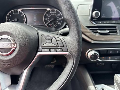 Used 2025 Nissan Altima 2.5 SV FWD image 43