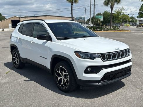 Used 2024 Jeep Compass Latitude AWD/4WD image 8