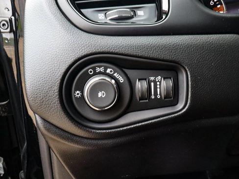 Used 2023 Jeep Renegade Altitude w/ Sun/Sound Group AWD/4WD image 16