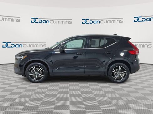 Used 2023 Volvo XC40 B5 Plus AWD/4WD image 5