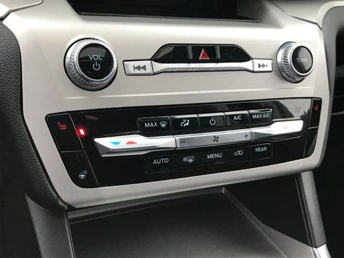 Used 2023 Ford Explorer XLT image 12