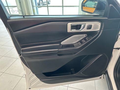 Used 2020 Ford Explorer Platinum w/ Premium Technology Package AWD/4WD image 12