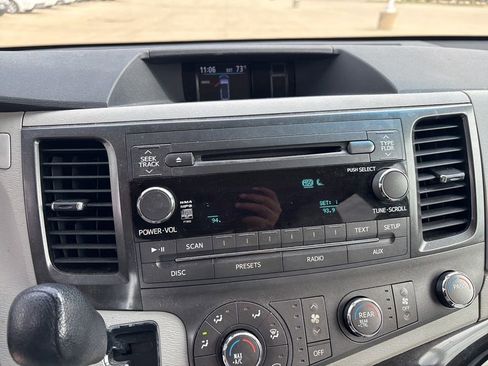 Used 2012 Toyota Sienna LE w/ Towing Pkg FWD image 15