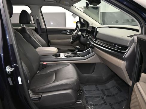Used 2025 Kia Carnival image 48