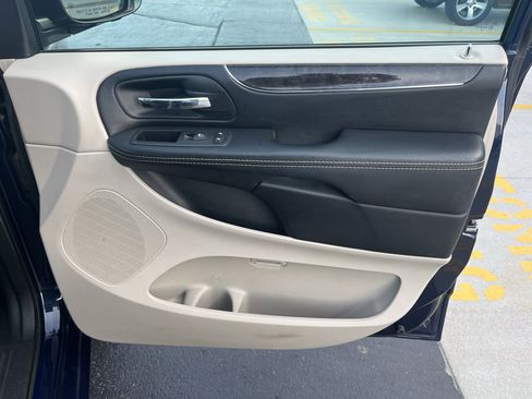 Used 2016 Chrysler Town & Country Touring FWD image 51