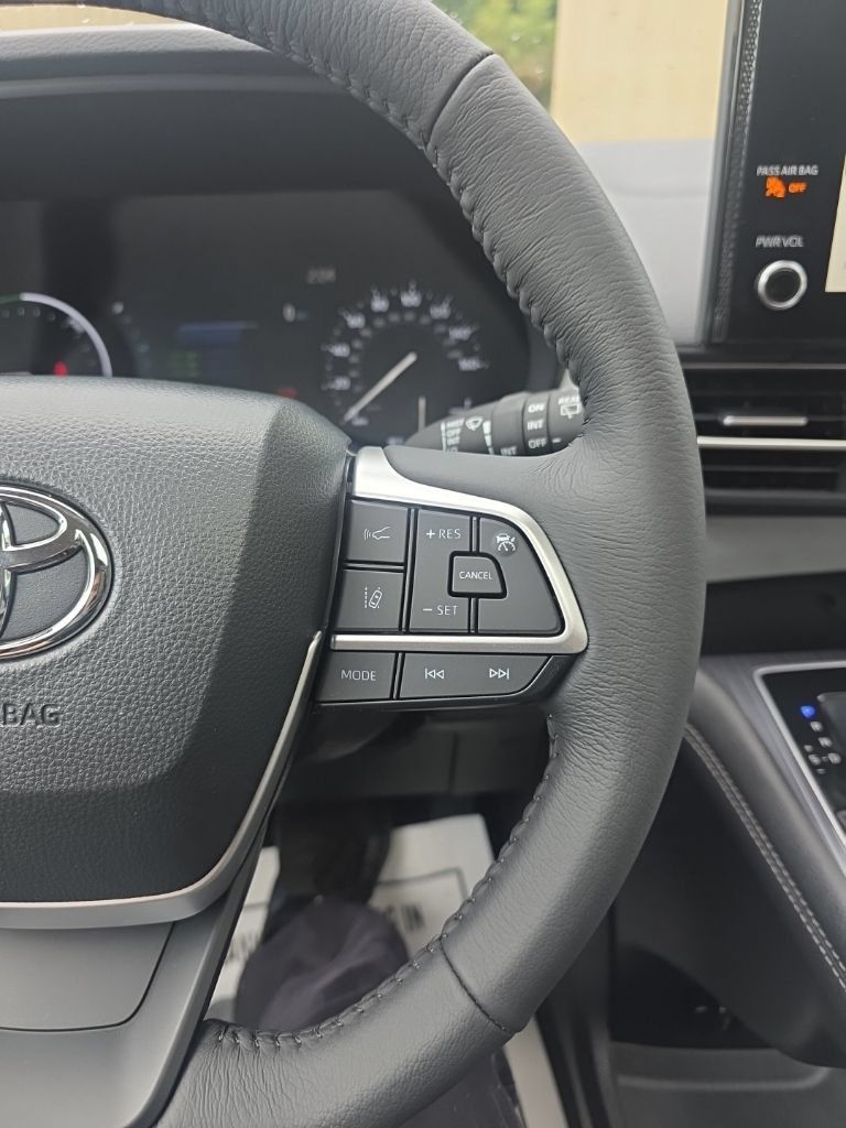 Certified 2026 Toyota Sienna XLE FWD image 24