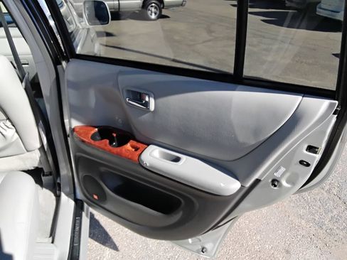 Used 2004 Toyota Highlander Limited image 16