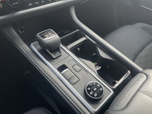 Used 2025 Nissan Pathfinder SV image 31