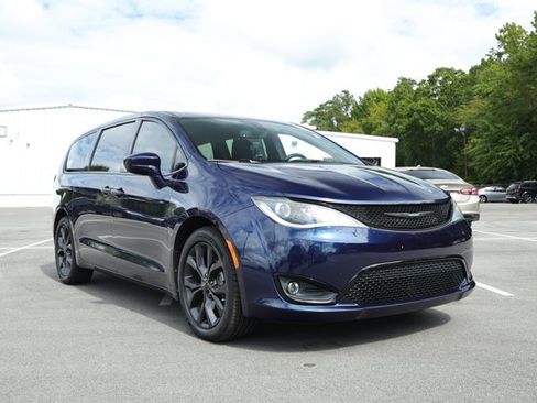 Used 2019 Chrysler Pacifica Touring Plus w/ S Appearance Package FWD image 2