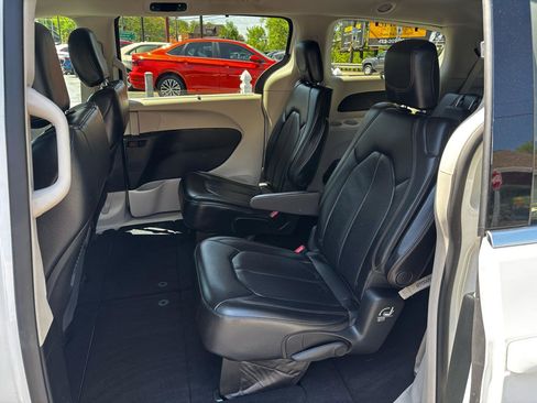 Used 2018 Chrysler Pacifica Touring-L FWD image 20
