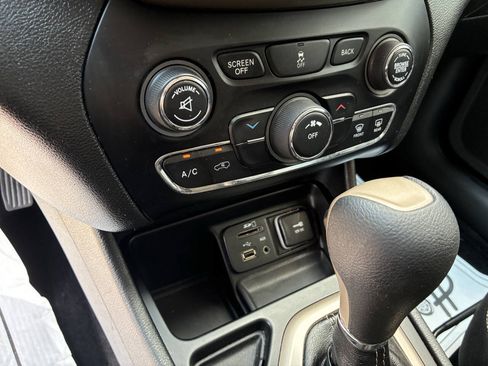 Used 2014 Jeep Cherokee Latitude FWD image 12