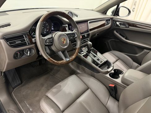 Certified 2025 Porsche Macan image 4
