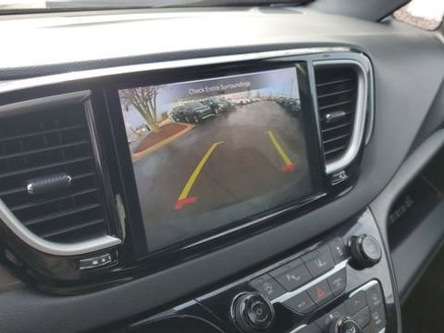 Certified 2025 Chrysler Pacifica Select image 18