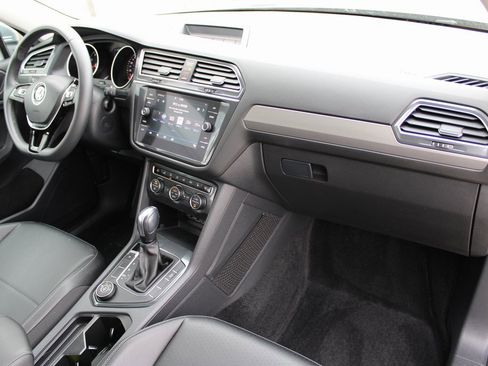 Certified 2020 Volkswagen Tiguan SE w/ Panoramic Sunroof Package image 29