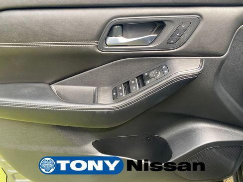 Used 2024 Nissan Rogue SL w/ SL Premium Package FWD image 12