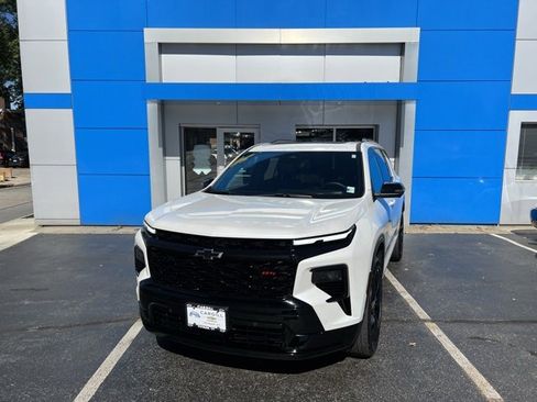 Used 2025 Chevrolet Traverse RS image 2