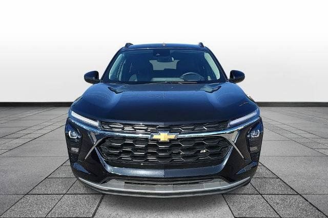 Used 2025 Chevrolet Trax LT w/ LT Convenience Package FWD image 2