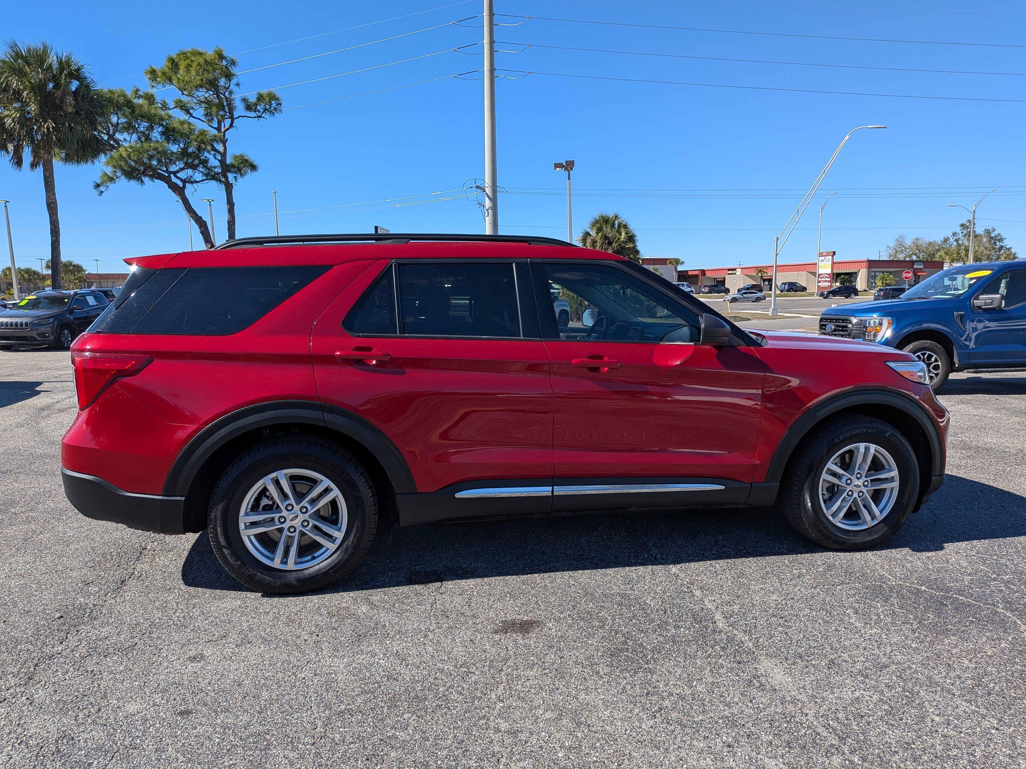 Used 2023 Ford Explorer XLT w/ Equipment Group 202A RWD image 3