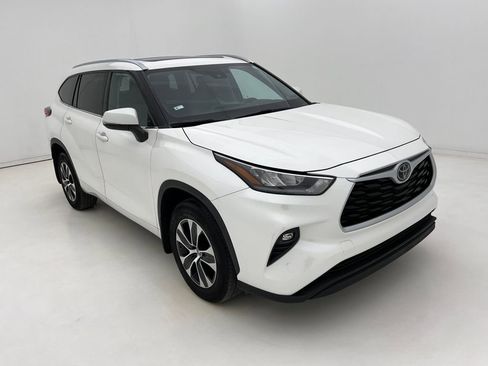 Used 2020 Toyota Highlander XLE image 2