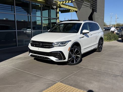 Used 2022 Volkswagen Tiguan SEL R-Line image 2