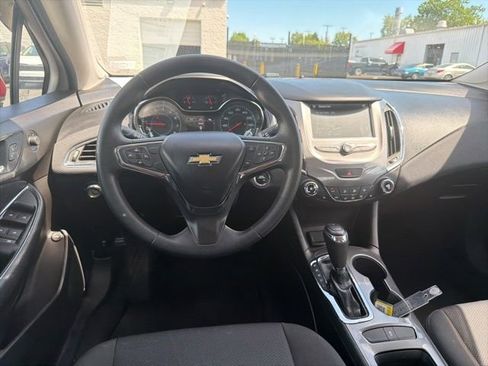 Used 2018 Chevrolet Cruze LT w/ Convenience Package FWD image 10