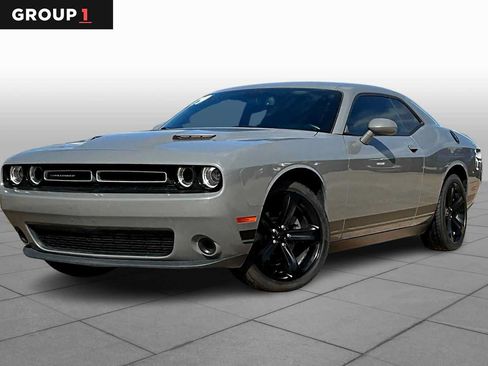Used 2019 Dodge Challenger SXT RWD image 1