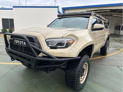 Used 2017 Toyota Tacoma TRD Off-Road image 3