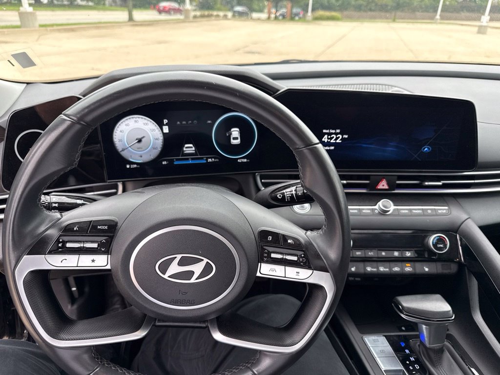 Used 2025 Hyundai Elantra Limited FWD image 18
