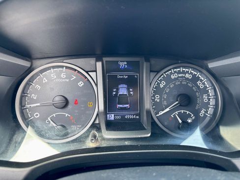 Used 2019 Toyota Tacoma TRD Off-Road AWD/4WD image 31