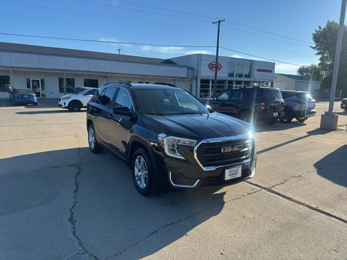 Used 2022 GMC Terrain SLE w/ Driver Convenience Package AWD/4WD image 4