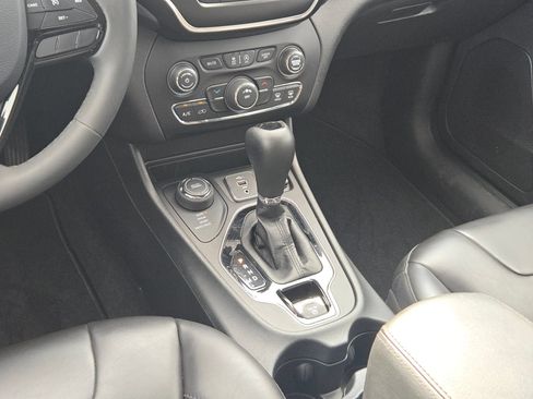 Used 2021 Jeep Cherokee Latitude Plus w/ Sun & Sound Group AWD/4WD image 18