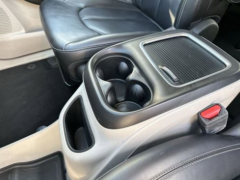 Used 2023 Chrysler Pacifica Touring-L image 21