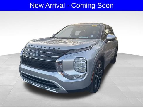 Used 2024 Mitsubishi Outlander SE image 2
