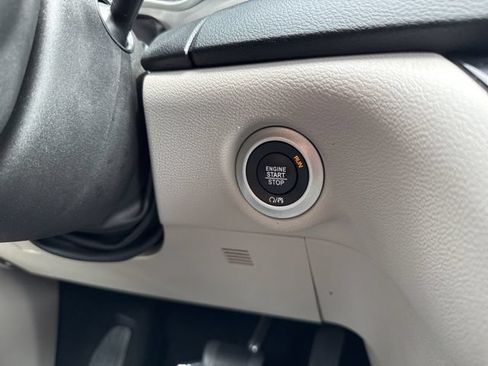 Used 2024 Chrysler Pacifica Touring-L FWD image 14