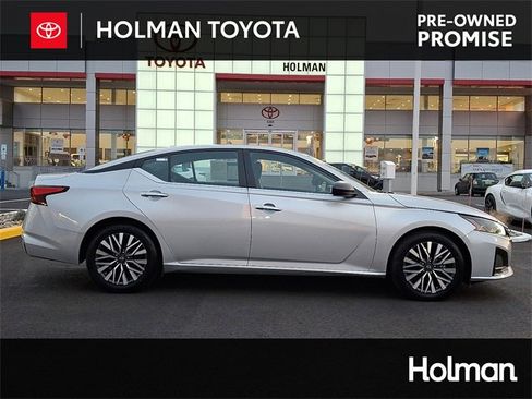 Used 2024 Nissan Altima 2.5 SV image 1