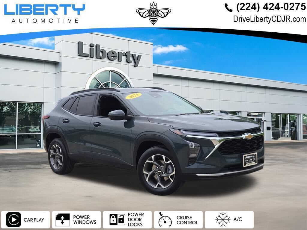 Used 2025 Chevrolet Trax LT FWD image 1