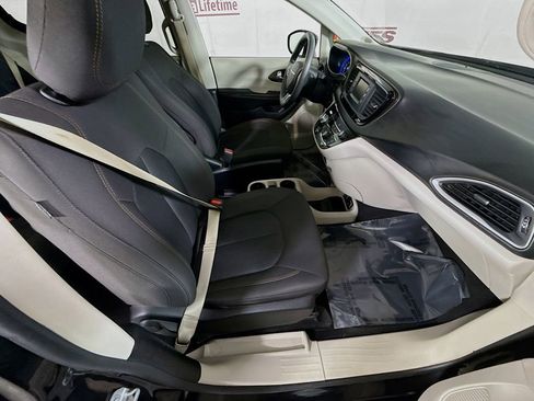 Used 2017 Chrysler Pacifica Touring w/ Tire & Wheel Group FWD image 31