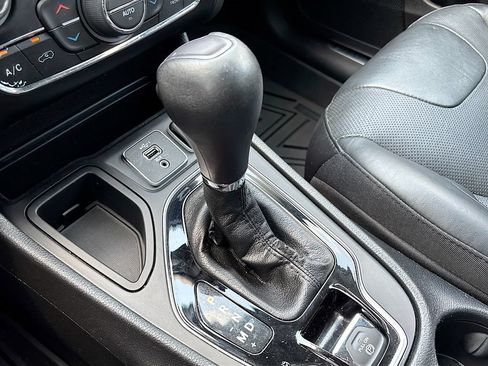 Used 2020 Jeep Cherokee Limited FWD image 15